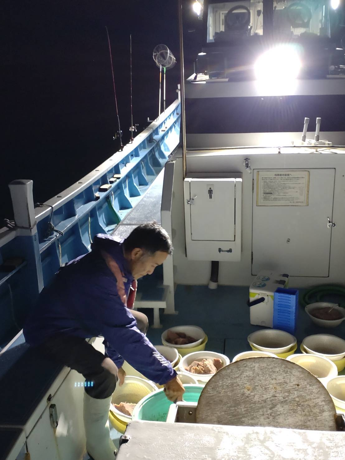 お仕事は夜明け前の準備から帰港後の船洗いまで。